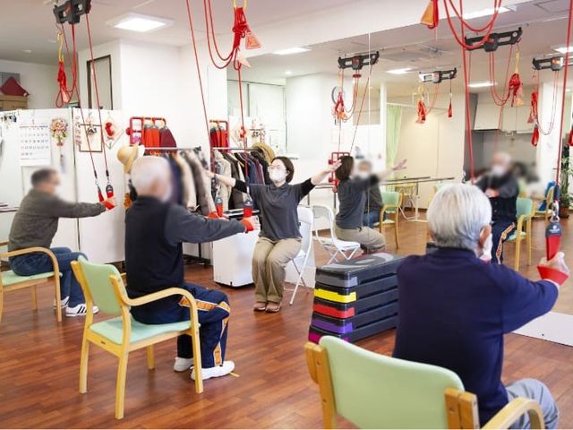 運動の様子の部屋 機能訓練室 広々としたスペースで、安全に配慮された運動プログラムが行われています。スタッフの指導で効果的な訓練が可能です。