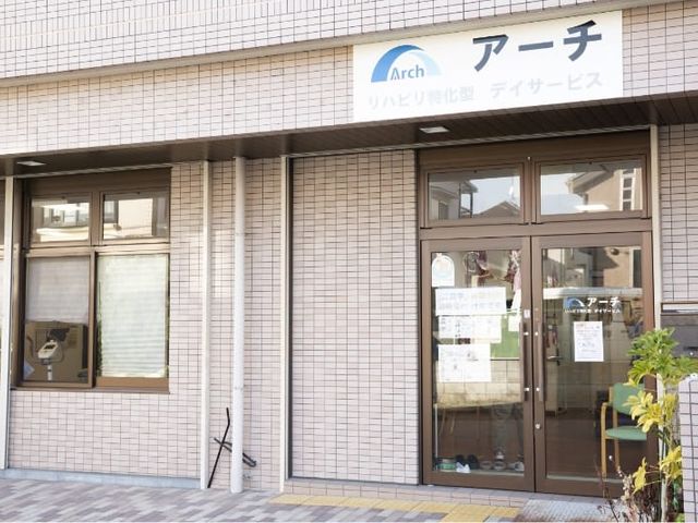 玄関入口 外観 開放的で分かりやすい入口が特徴です。明るく清潔感のあるデザインが印象的です。