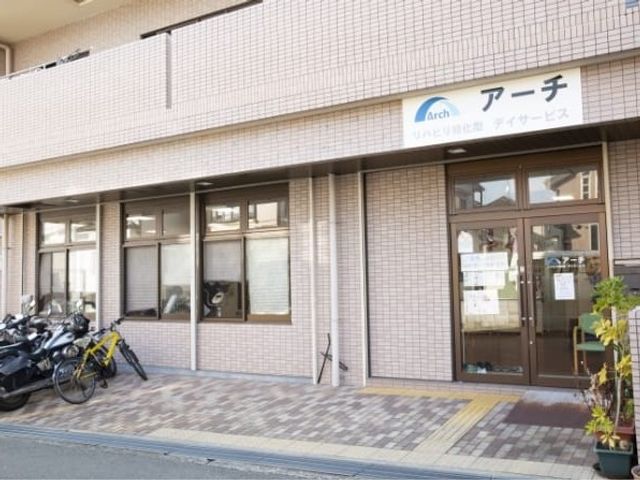 建物正面の外観 外観   タイル張りの落ち着いた正面で、出入口の横に大きな窓が並んでいます。自転車も停めやすく、通いやすさが感じられます。