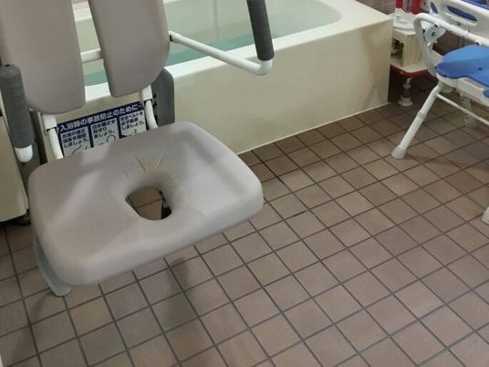 入浴用椅子がある浴室  