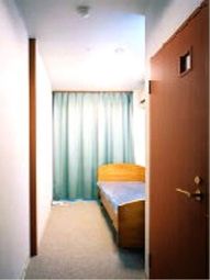 個室のベッドと窓