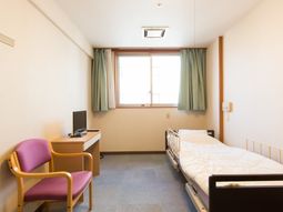 明るい個室の居室