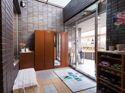 明るい玄関の様子