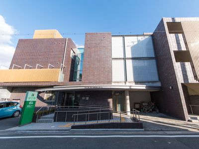 明るい外観の施設入口