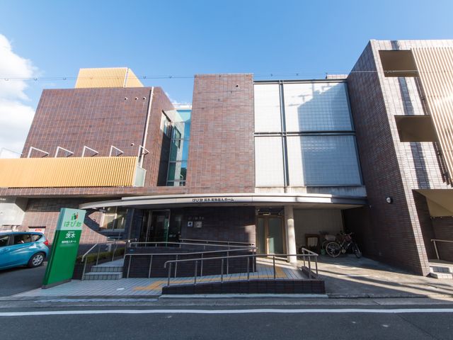 明るい外観の施設入口