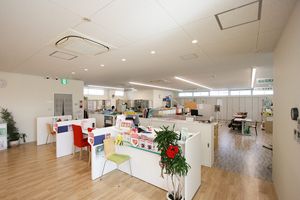 明るい空間の受付エリア