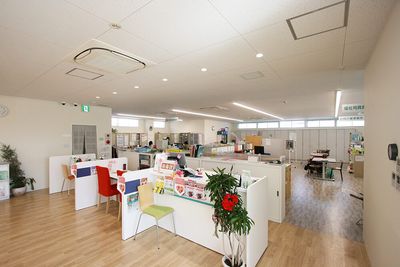 明るい空間の受付エリア