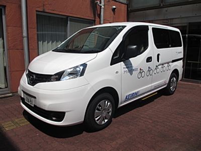 送迎用の白い車両