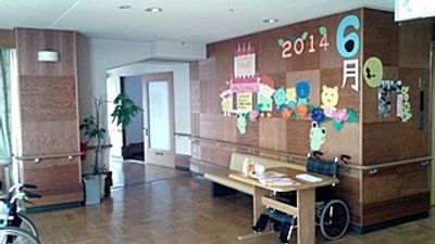 色とりどりの壁面の廊下