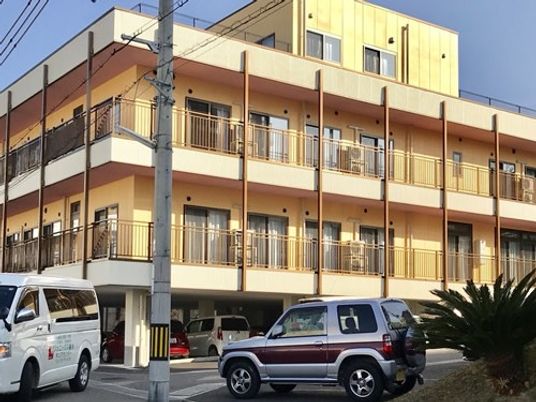 三階建ての建物外観  