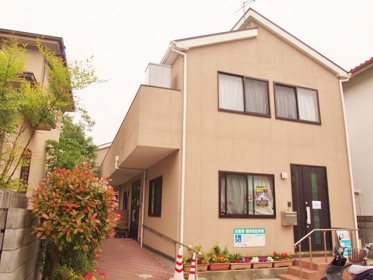 外観の建物と緑