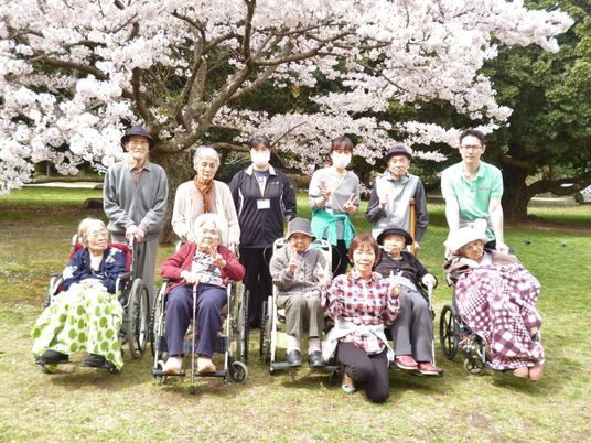 桜の下で笑顔の集合