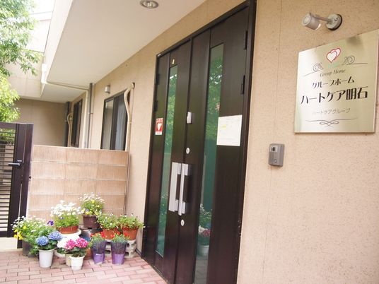 エントランスと花々