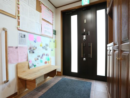 玄関ホールと掲示板