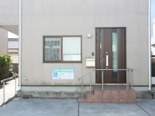明るいエントランスの外観