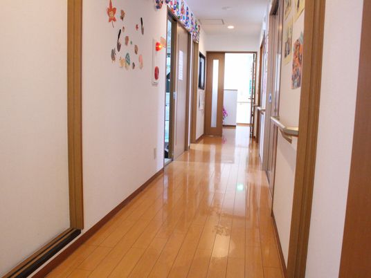 明るく清潔な廊下の景観
