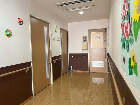 広々とした明るい廊下