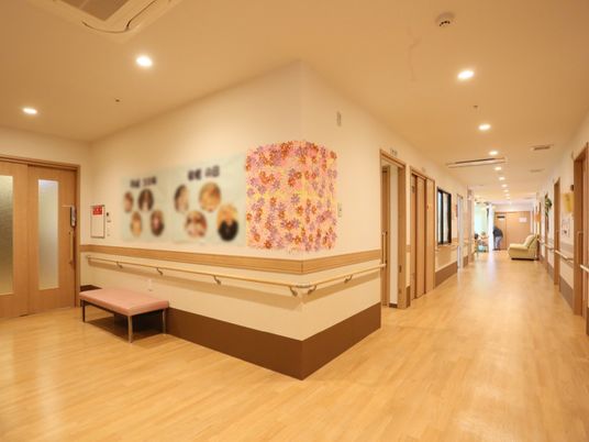 廊下の明るい風景