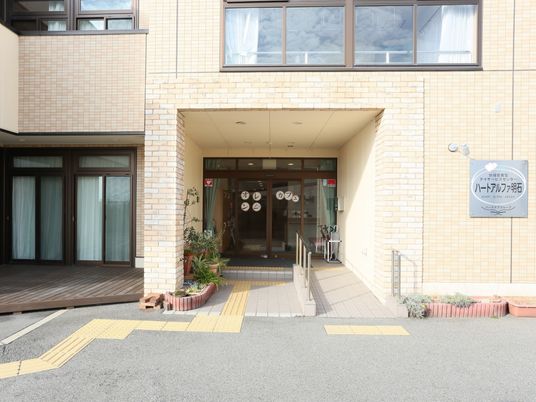 明るいエントランスの外観