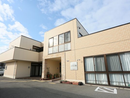 施設の外観と入口