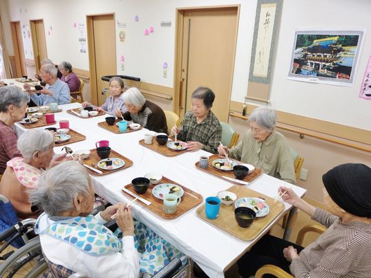 食事を楽しむ高齢者
