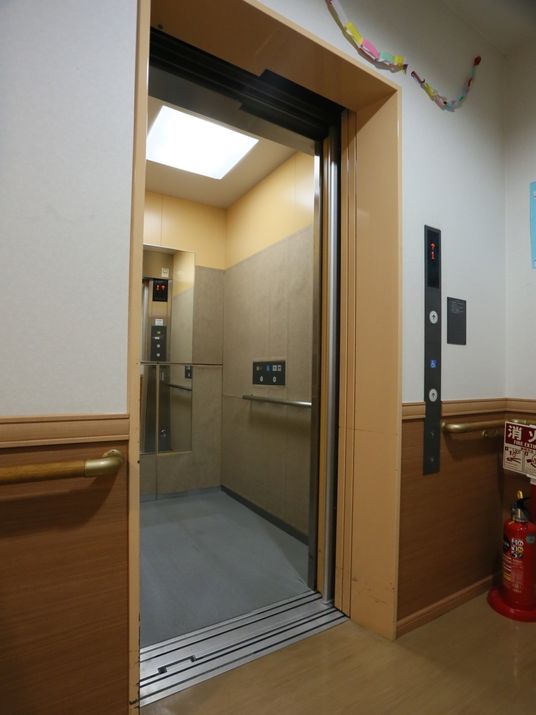清潔なエレベーターの扉