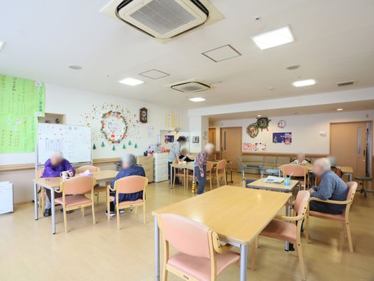 活動する人々の食堂風景