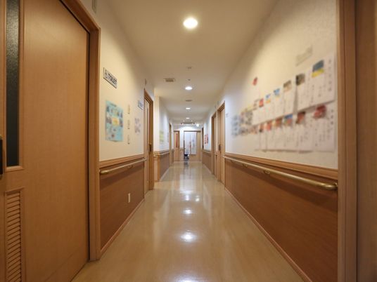 明るく清潔な廊下