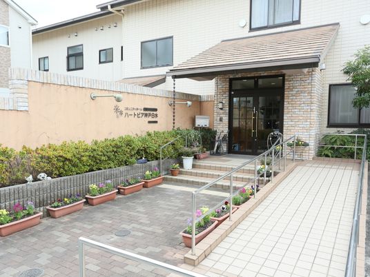 エントランスと花壇