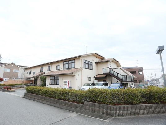 ゆったりとした外観の建物