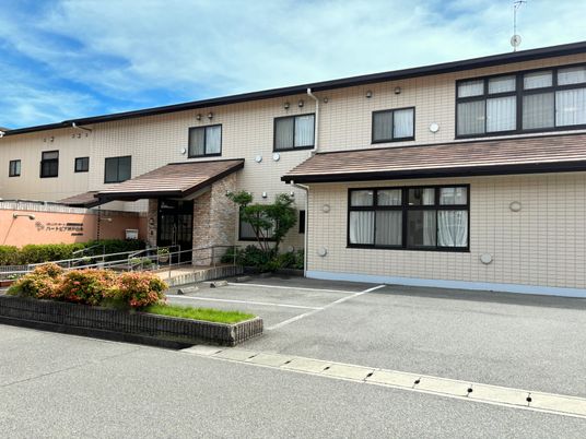 花々が彩る施設エントランス