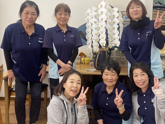 笑顔のスタッフが並ぶ休憩室  