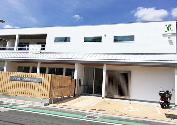 清潔な正面エントランス