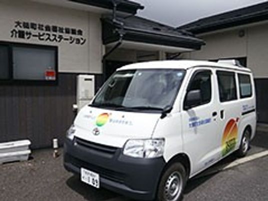 送迎車と建物外観  