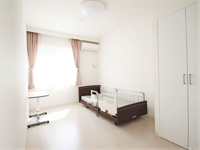 居室のベッドと家具