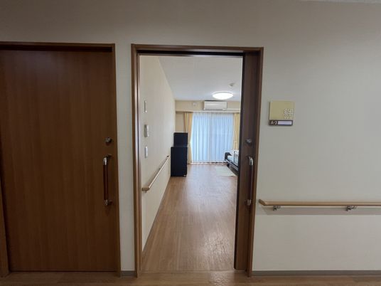 落ち着いた廊下と居室