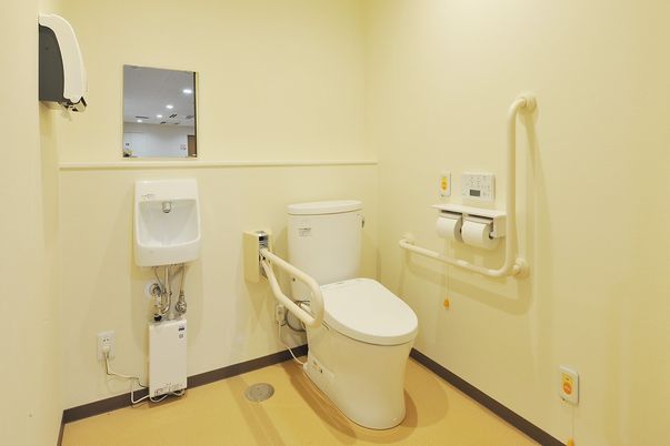 手すり付きの施設内トイレ