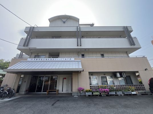 花が飾られた外観