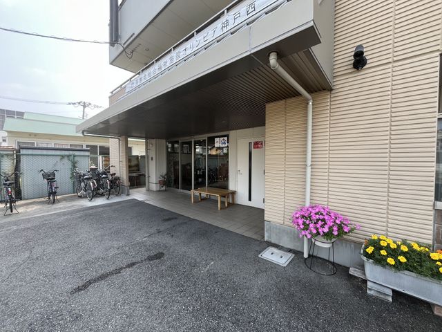 エントランス エントランス 広々としたエントランスには、利用者を迎えるための快適な空間が広がっています。自転車置き場も完備しています。