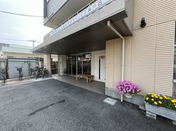 施設のエントランス