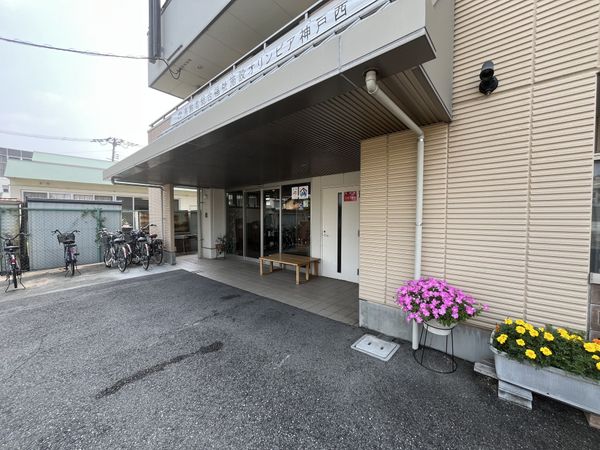 施設のエントランス