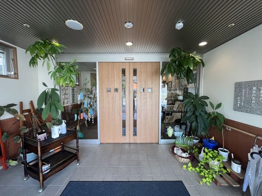 植物が飾られた入口