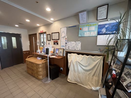 情報が掲示された壁