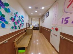 長い壁の廊下