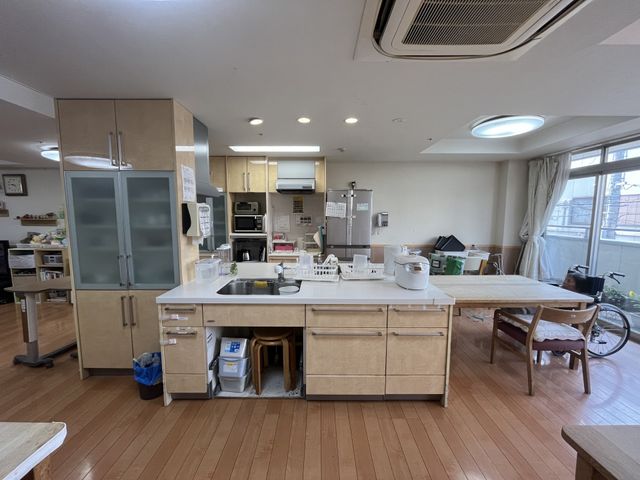 明るい空間のキッチン キッチン 自然光が差し込む明るいキッチンで、調理がしやすい環境です。會話や食事を楽しむのに最適です。