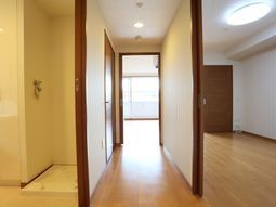 明るく清潔な廊下