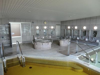 明るい設備の浴室