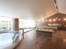 明るい浴室の空間