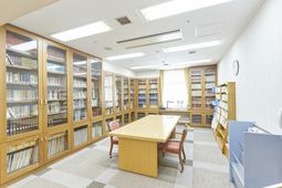 図書室で読書する人