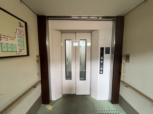 3階のエレベーター扉